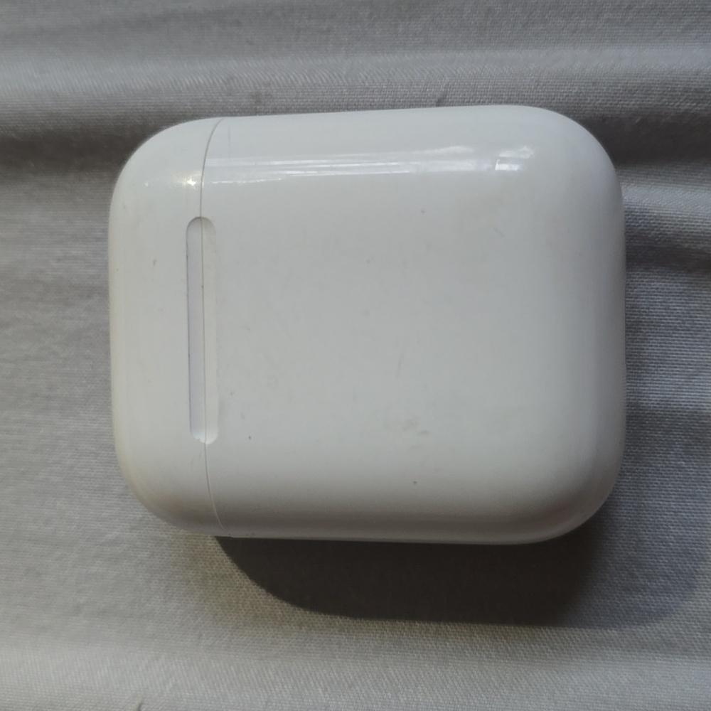 Apple AirPods 2nd Generation White Wireless Charging Headsets case and buds